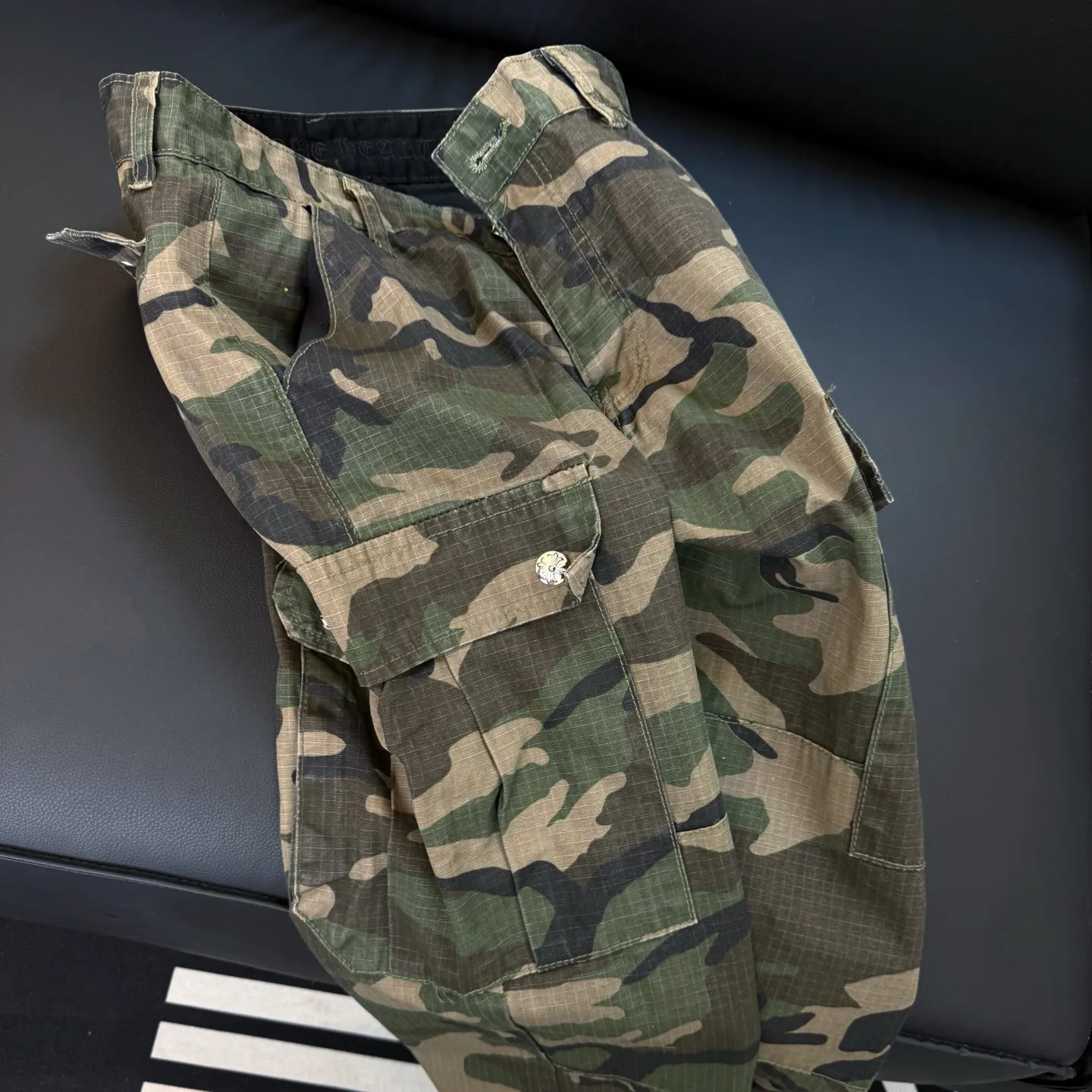 P280 Style number: D312 Chrome Hearts Chrome Hearts camouflage work jeans Color #Camouflage Size #S-Xxl (28 30 32 34 36) 28 Waist 74 Hip 102 Length 101 30 Waist 78 Hip 106 Length 102 32 Waist 82 Hip 110 Length 103 34 Waist 86 Hips 114 Pants length 104 36 Waist 90 Hips 118 Pants length 106 SIZE#28 30 32 34 36 (s m l xl xxl)